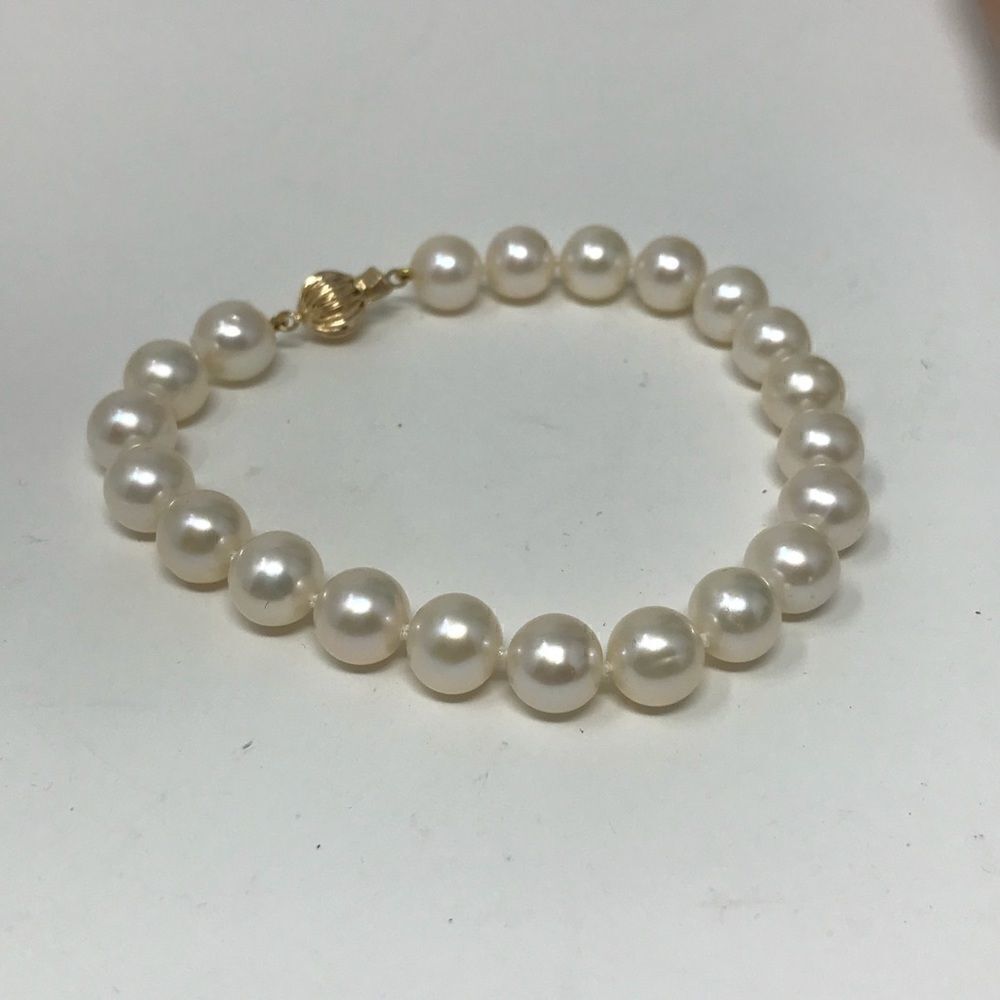 Angara, pearl with 14K closure.